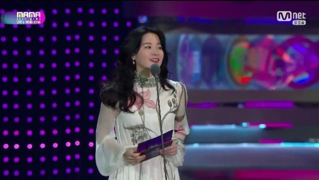 Lee Young Ae tạo chủ đề nóng sau khi xuất hiện quá duyên dáng tại MAMA