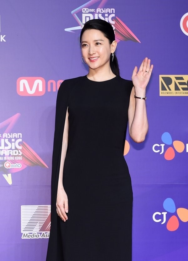 Lee Young Ae tạo chủ đề nóng sau khi xuất hiện quá duyên dáng tại MAMA