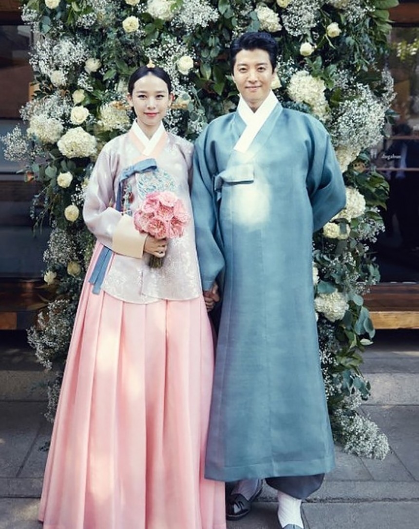 Lee Dong Gun - Jo Yoon Hee chào đón con đầu lòng