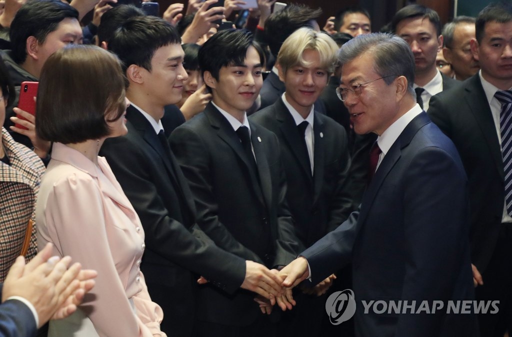 Song Hye Kyo và EXO - CBX cùng tổng thống Hàn Quốc