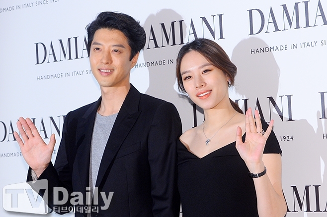 Lee Dong Gun - Jo Yoon Hee chào đón con đầu lòng
