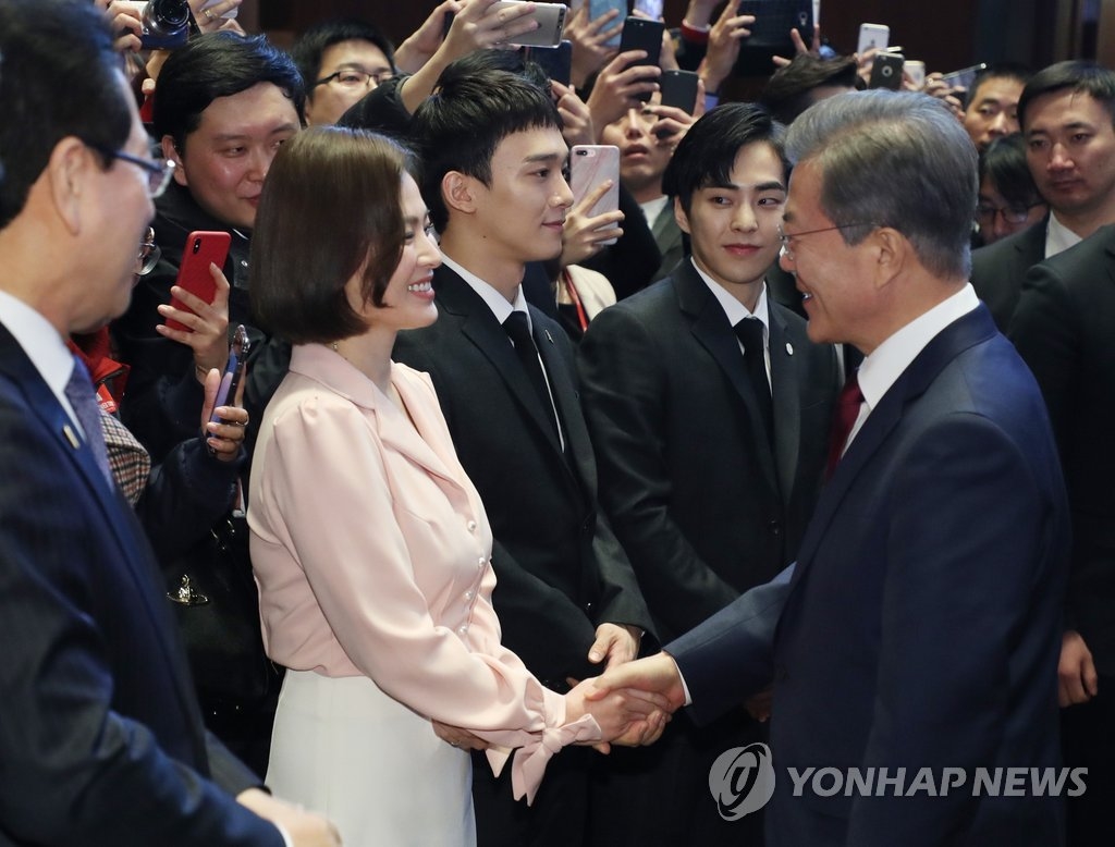 Song Hye Kyo và EXO - CBX cùng tổng thống Hàn Quốc