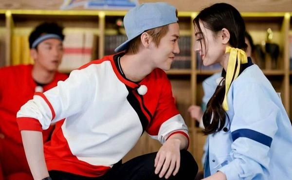 Địch Lệ Nhiệt Ba và Quan Hiểu Đồng bị đồn tham gia Keep Running mùa 6