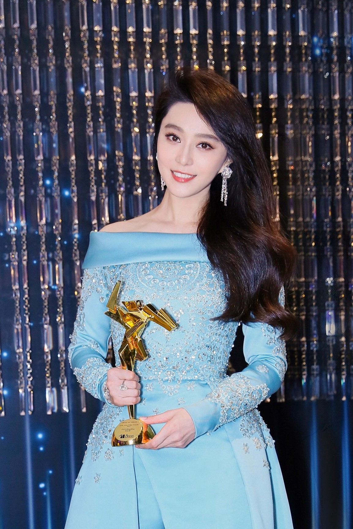 “Tai nạn” từ thói quen trang điểm đậm của sao Hoa ngữ