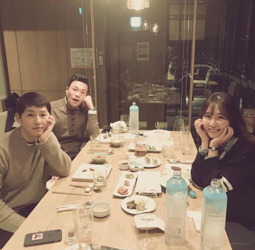 Song Hye Kyo xinh tươi dự sự kiện, Song Joong Ki ở nhà “chè chén”