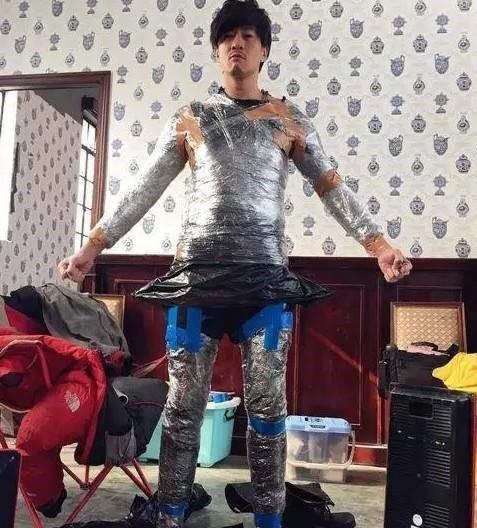 Phì cười với loạt ảnh hậu trường chống chọi với cái rét của sao Cbiz