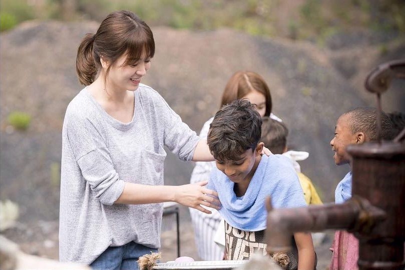 Song Hye Kyo đẹp ngất ngây trong ảnh chụp lén: nữ thần đây chứ đâu