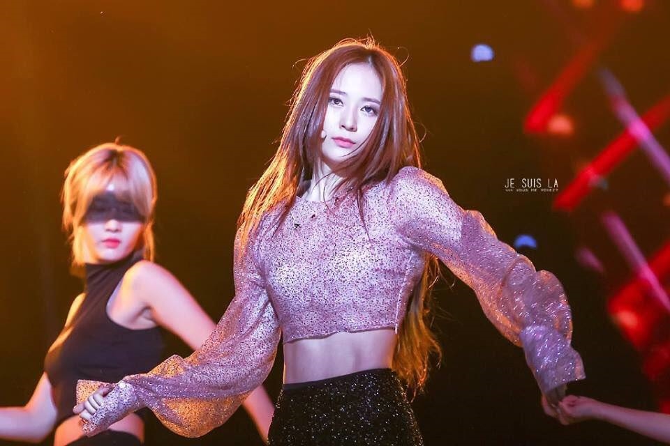 Ngắm loạt ảnh khoe eo săn chắc của Krystal khiến khán giả chết đứ đừ