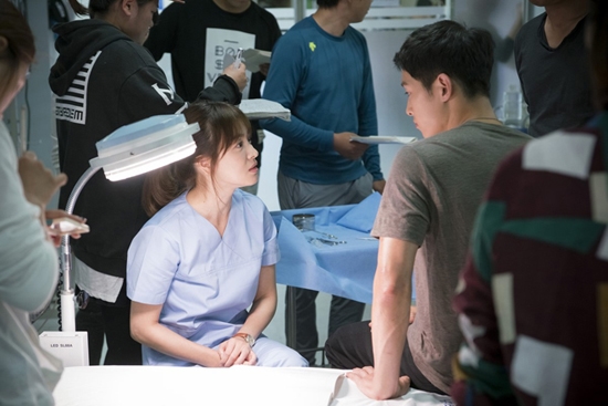 Song Hye Kyo đẹp ngất ngây trong ảnh chụp lén: nữ thần đây chứ đâu