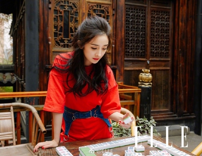 Dương Mịch gây sốt với bộ ảnh rực rỡ trên bàn mạt chược