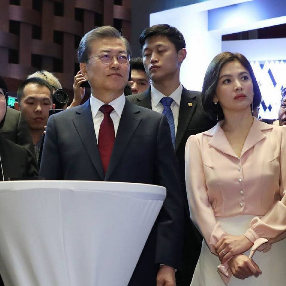 Song Hye Kyo xinh tươi dự sự kiện, Song Joong Ki ở nhà “chè chén”