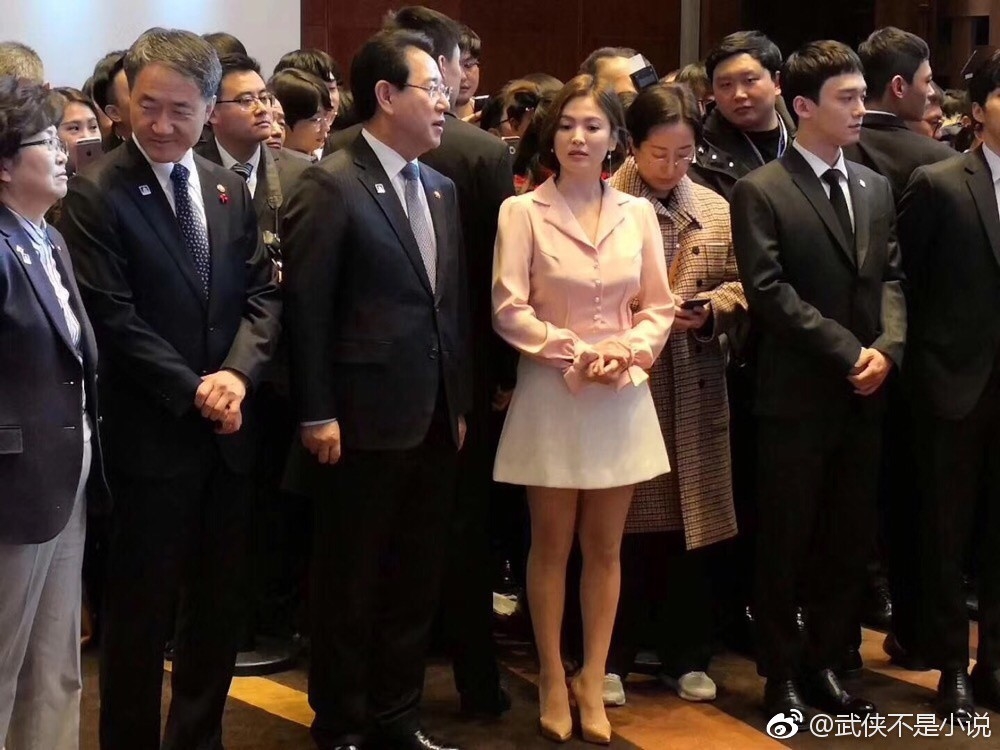 Song Hye Kyo xinh tươi dự sự kiện, Song Joong Ki ở nhà “chè chén”