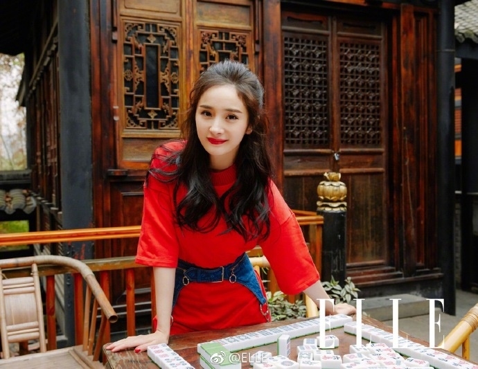 Dương Mịch gây sốt với bộ ảnh rực rỡ trên bàn mạt chược
