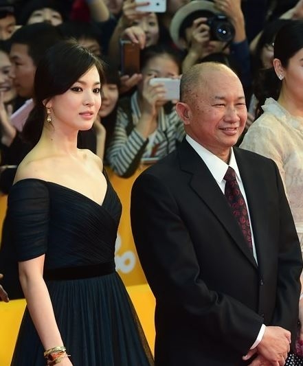 Song Hye Kyo đẹp ngất ngây trong ảnh chụp lén: nữ thần đây chứ đâu