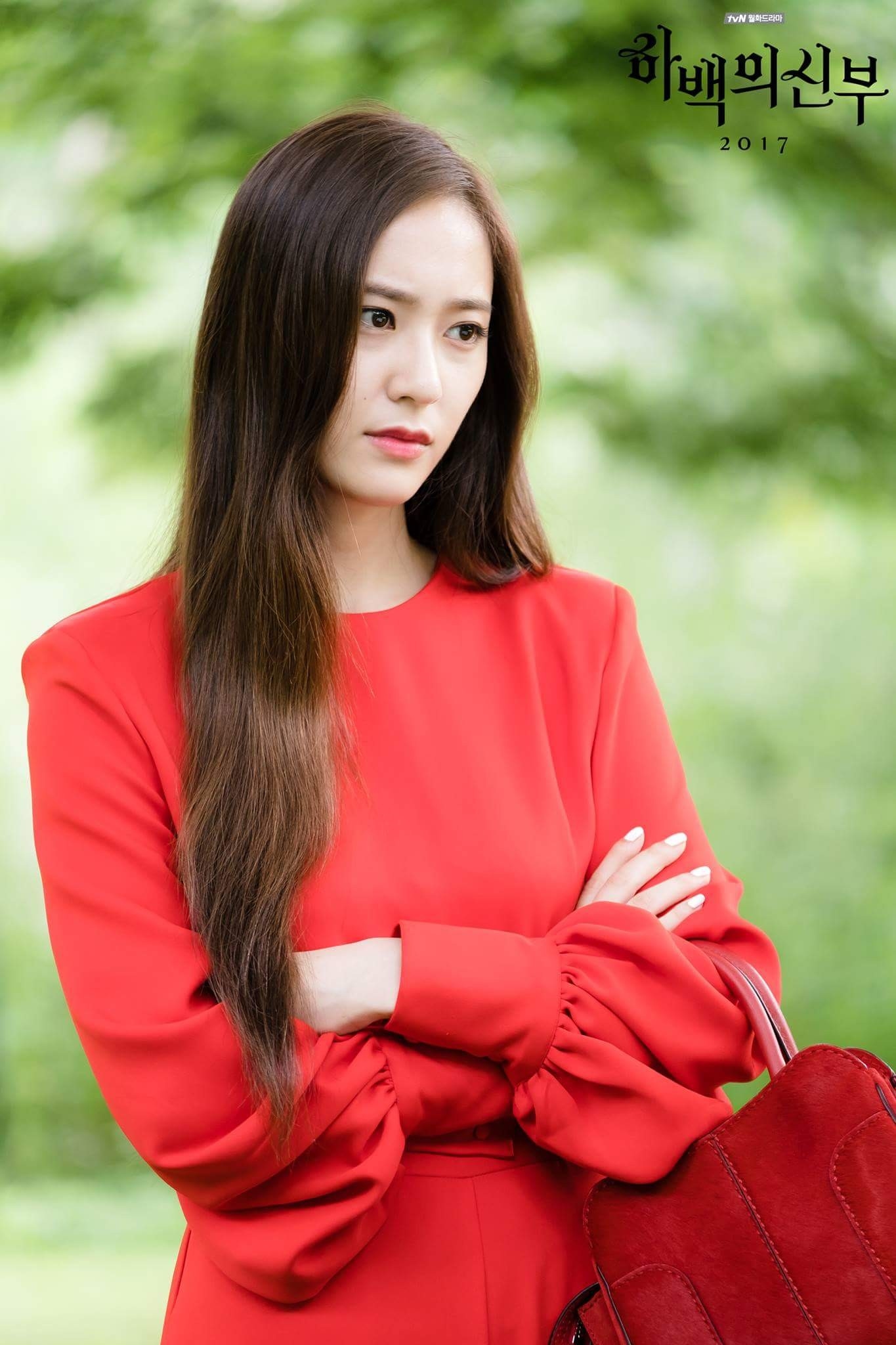 Ngắm loạt ảnh khoe eo săn chắc của Krystal khiến khán giả chết đứ đừ
