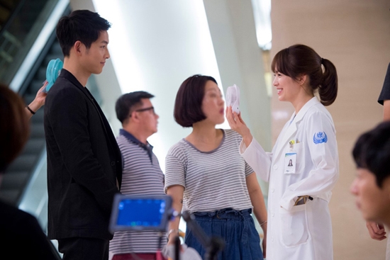 Song Hye Kyo đẹp ngất ngây trong ảnh chụp lén: nữ thần đây chứ đâu