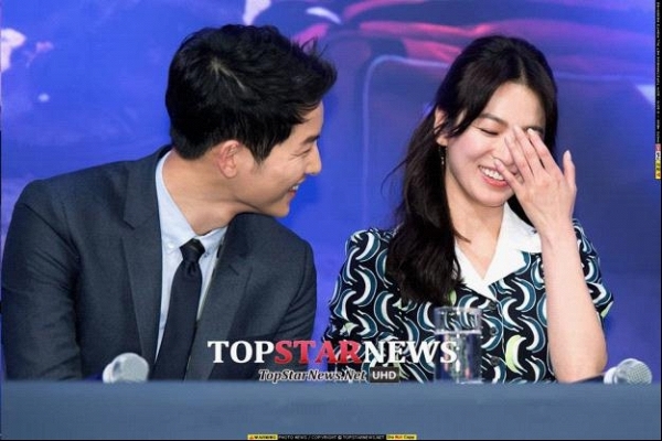 Song Hye Kyo đẹp ngất ngây trong ảnh chụp lén: nữ thần đây chứ đâu