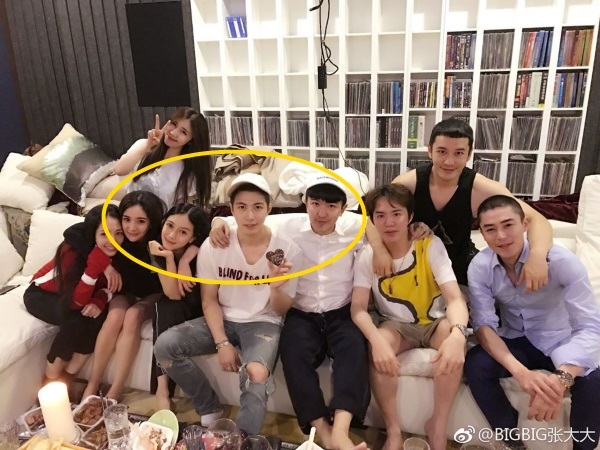 Dương Mịch gây sốt với bộ ảnh rực rỡ trên bàn mạt chược