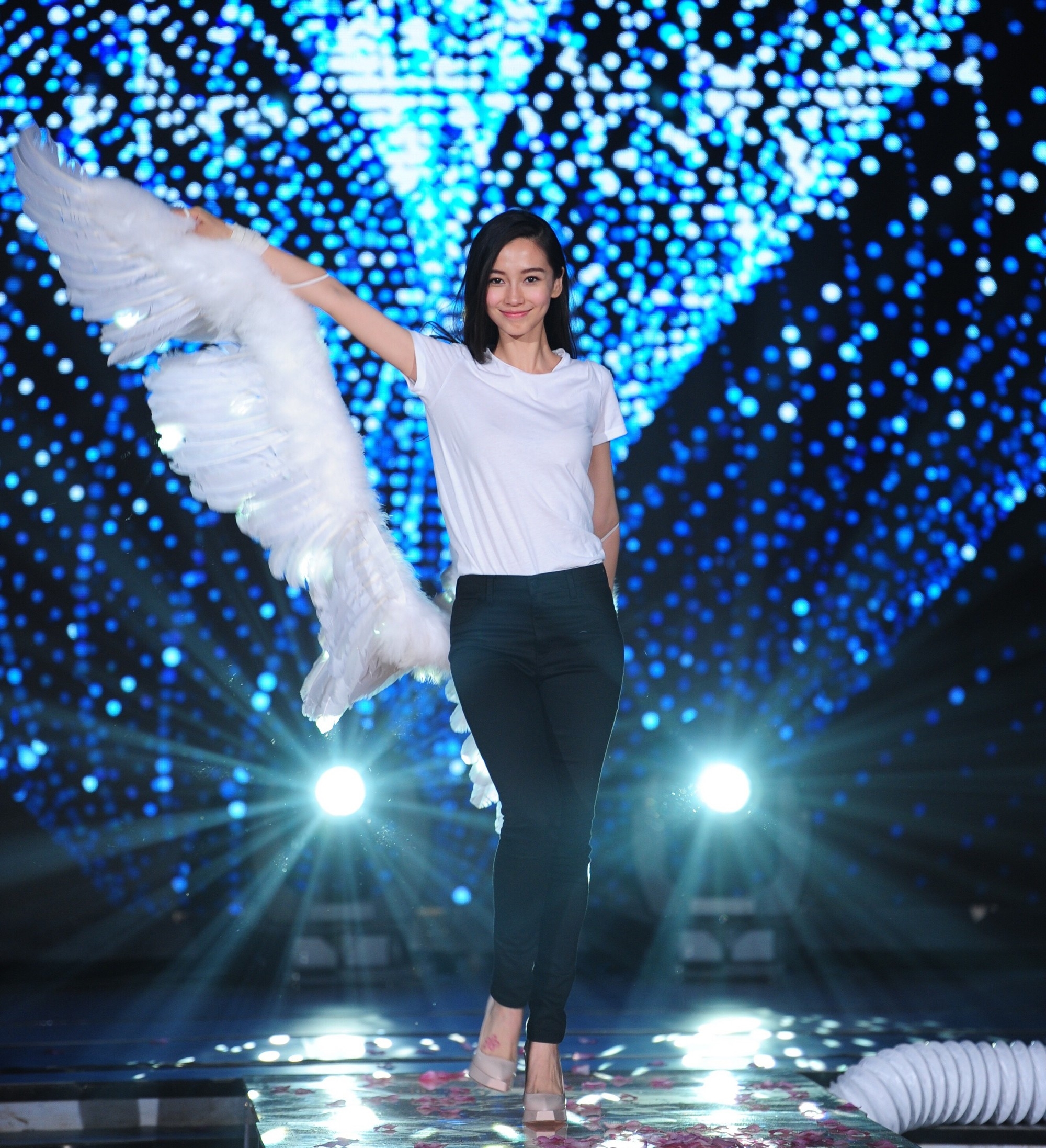 Bất ngờ mỹ nhân Hoa ngữ đeo cánh thiên thần Victoria's Secret