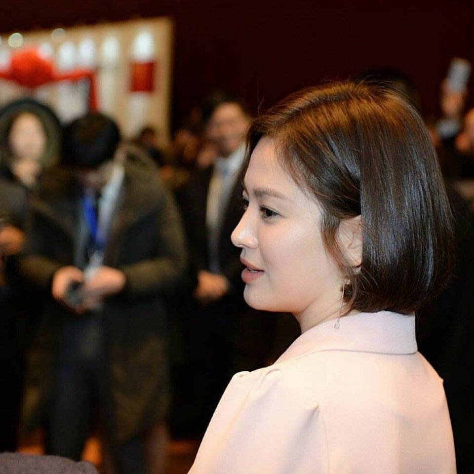 Song Hye Kyo xinh tươi dự sự kiện, Song Joong Ki ở nhà “chè chén”