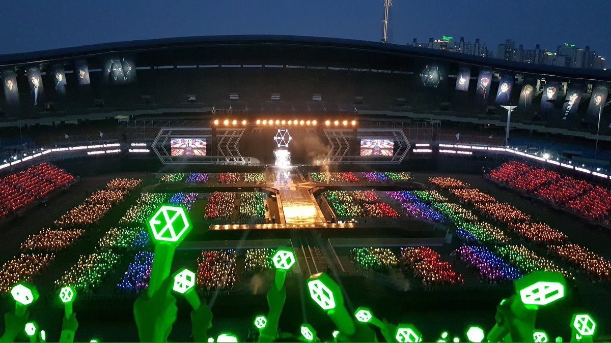 Những biển Lightstick khổng lồ là mơ ước của bao thần tượng Kpop