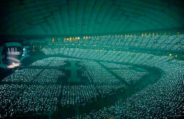 Những biển Lightstick khổng lồ là mơ ước của bao thần tượng Kpop