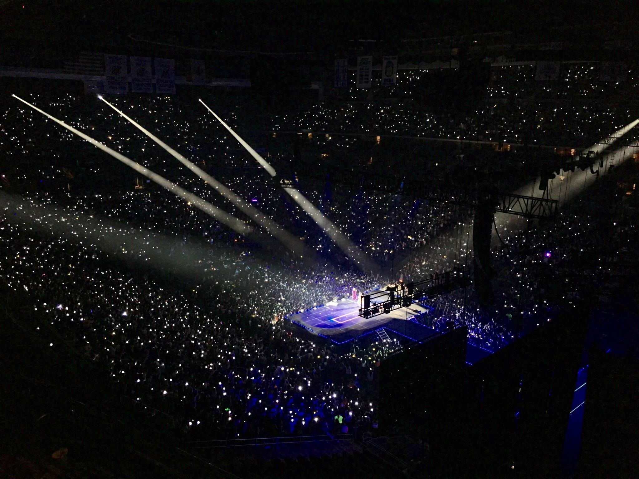 Những biển Lightstick khổng lồ là mơ ước của bao thần tượng Kpop