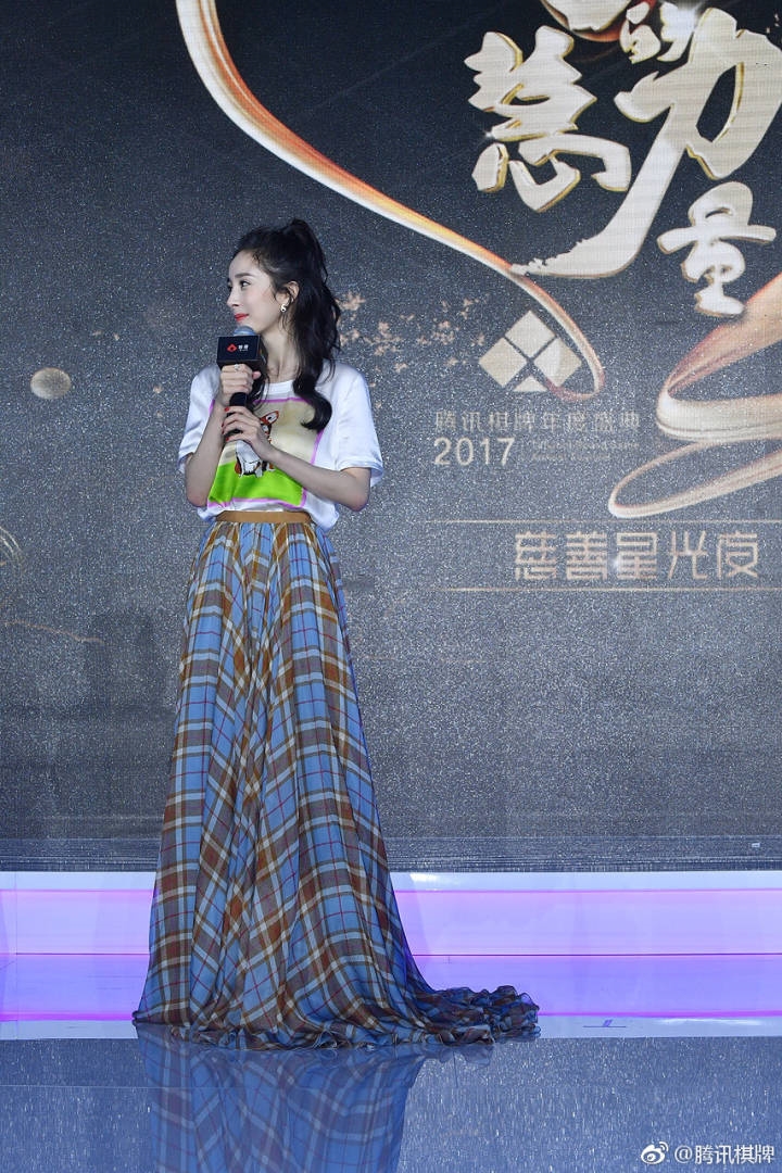 Dương Mịch xuất hiện vô cùng trẻ trung tại đêm từ thiện Tencent