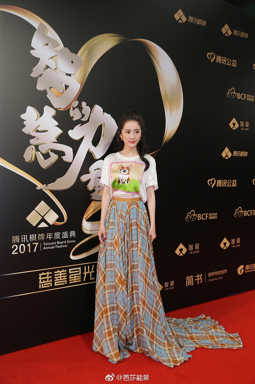 Dương Mịch xuất hiện vô cùng trẻ trung tại đêm từ thiện Tencent