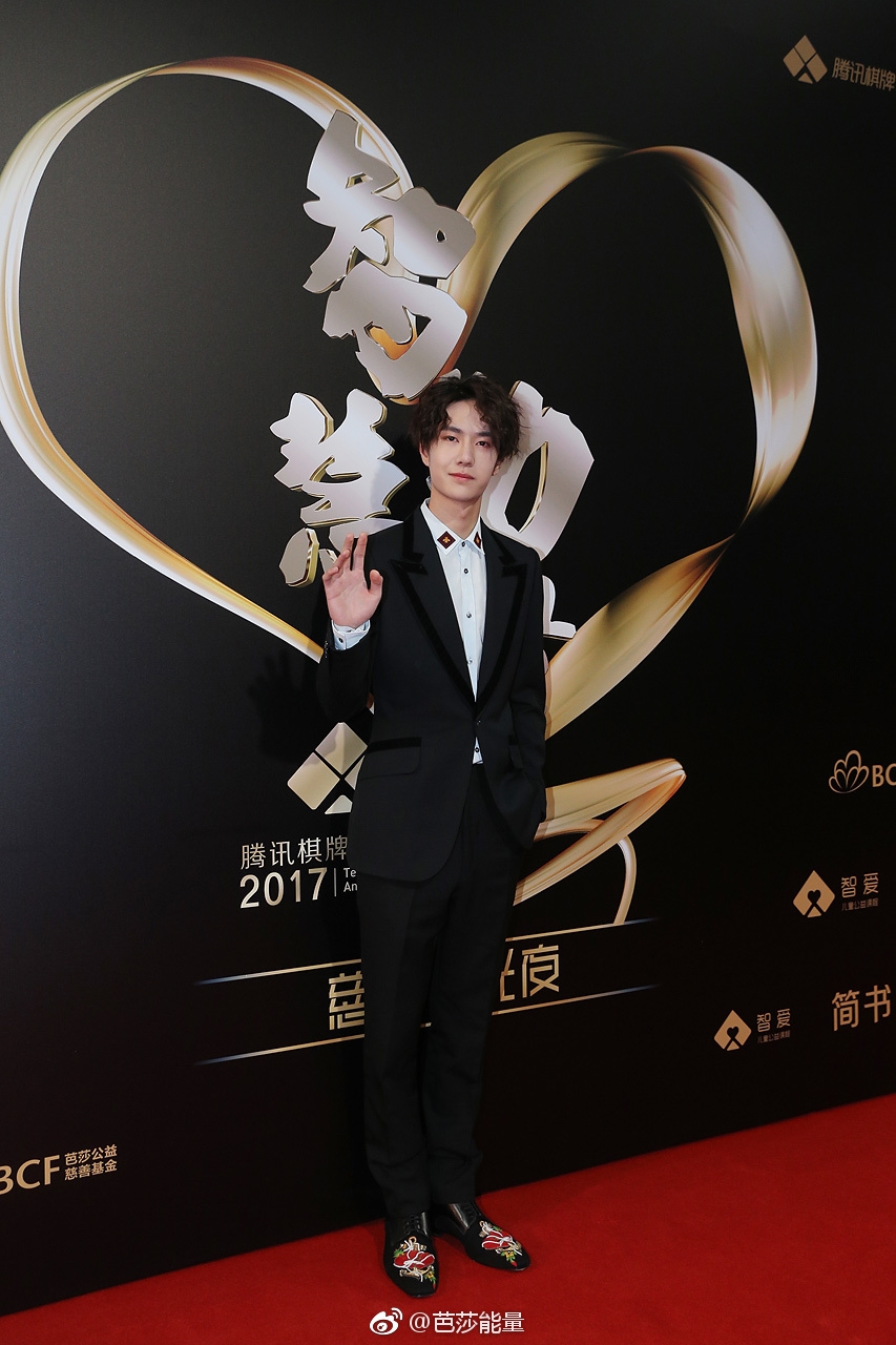 Dương Mịch xuất hiện vô cùng trẻ trung tại đêm từ thiện Tencent