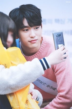 Những chiêu nịnh fan quen thuộc của các thần tượng Kpop