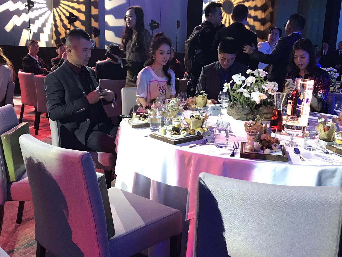 Dương Mịch xuất hiện vô cùng trẻ trung tại đêm từ thiện Tencent
