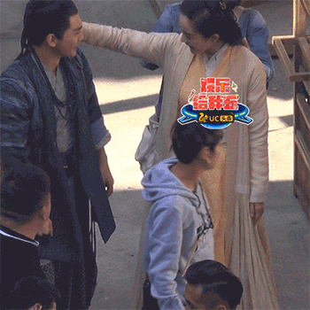 Dương Mịch 'bắt nạt' diễn viên quần chúng trên phim trường