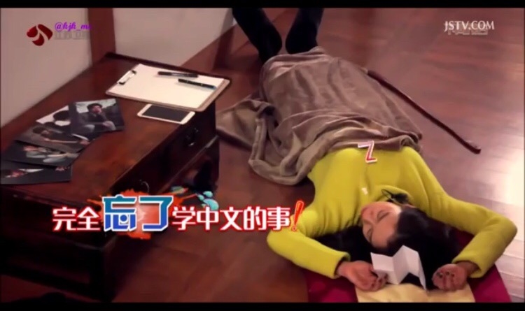 Sao Hàn thoái mái ngủ như ở nhà khi đi show