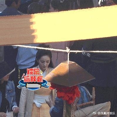 Dương Mịch 'bắt nạt' diễn viên quần chúng trên phim trường