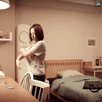 Những màn vạch áo vừa táo bạo vừa buồn cười trong phim Hàn
