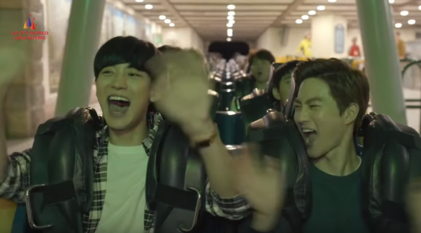 Chết cười với biểu cảm của thần tượng Kpop khi đi tàu lượn siêu tốc