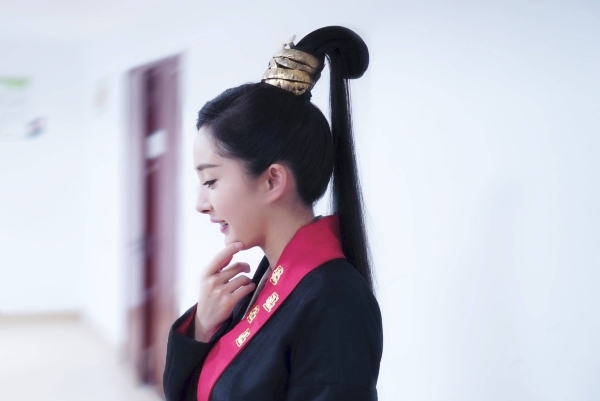 Dương Mịch 'bắt nạt' diễn viên quần chúng trên phim trường