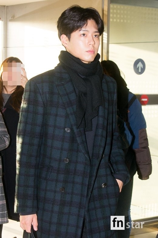 Park Bo Gum đơn giản, già dặn tới sân bay xuất phát đi làm việc