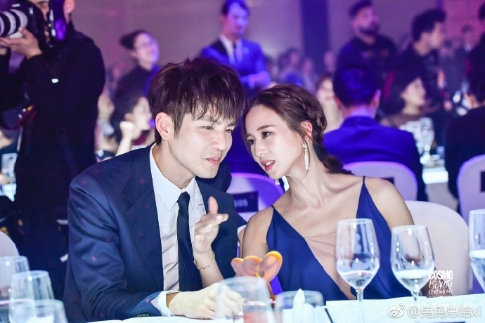 Chung Hán Lương bị nghi ngờ 'gian dối' tuổi khi lộ diện trên thảm đỏ