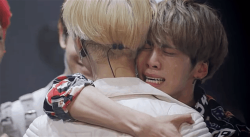 Quá đau lòng trước cái chết của Jong Hyun: 8 fan đã tự tử theo idol