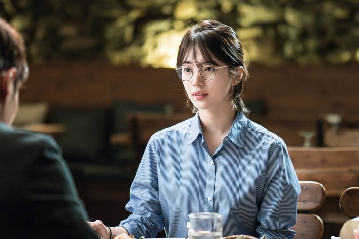 Phản ứng bất ngờ của Suzy khi bị chê diễn xuất nhạt nhòa