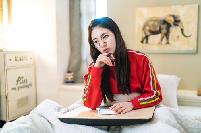 Phản ứng bất ngờ của Suzy khi bị chê diễn xuất nhạt nhòa