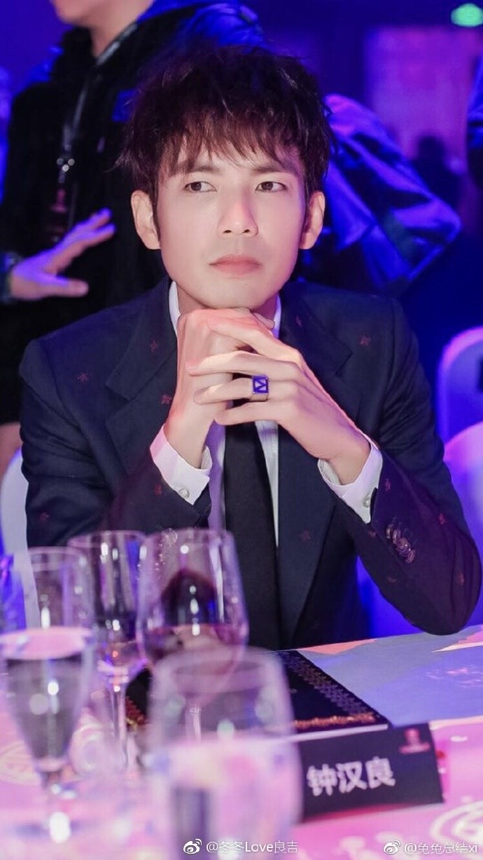Chung Hán Lương bị nghi ngờ 'gian dối' tuổi khi lộ diện trên thảm đỏ