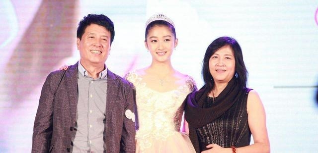 Những thế lực nào ở phía sau các sao trẻ khiến đồng nghiệp kiêng dè
