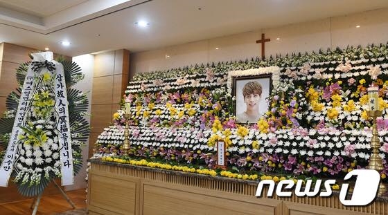 Các nghệ sĩ đã bắt đầu đến viếng đám tang nam ca sĩ Kim Jong Hyun
