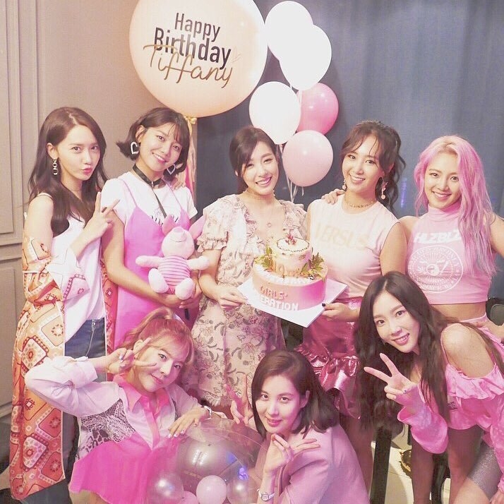 Tình bạn đáng ngưỡng mộ của SNSD dù không còn hoạt động chung công ty