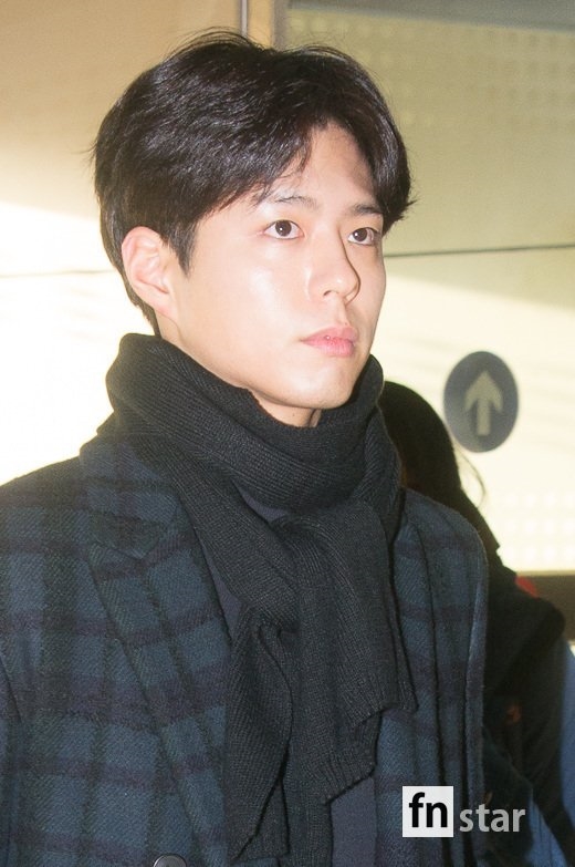 Park Bo Gum đơn giản, già dặn tới sân bay xuất phát đi làm việc