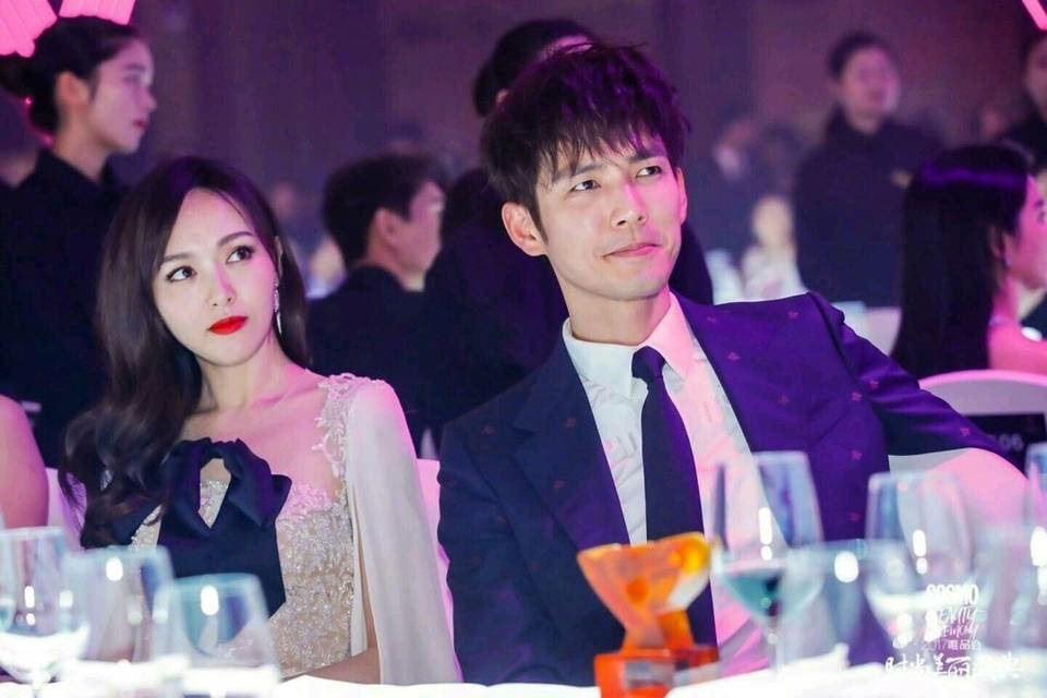 Hà Dĩ Thâm và Triệu Mặc Sênh đã tái hợp và ngồi cạnh nhau như ngày nào
