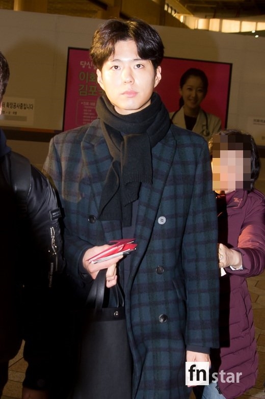 Park Bo Gum đơn giản, già dặn tới sân bay xuất phát đi làm việc